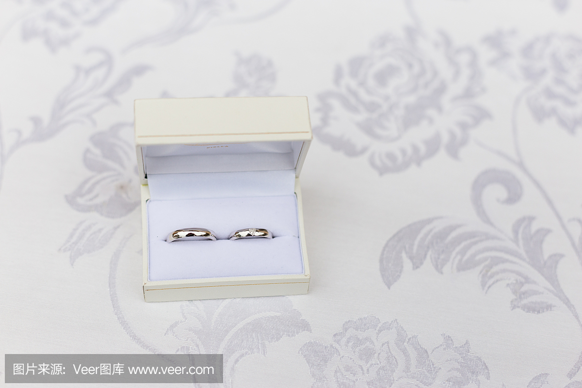 金结婚戒指放在缎子枕头上