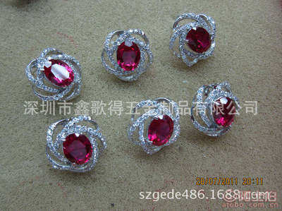 环保电镀工艺引领时尚风潮 专业真空电镀加工厂打造高品质白金色耳钉饰品